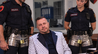 Të veshur me brekë hekuri të kyçur&hellip;