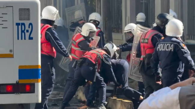 Efektivët rrëzohen teksa tentojnë të lëvizin kangjellat
