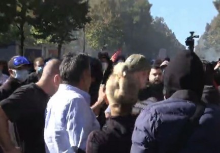 Momenti kur studentët shtyjnë me forcë Palokën&hellip;