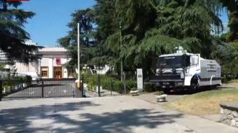 Seancë plenare mes protestave, blindohet Kuvendi