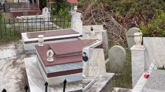 As varret nuk shpëtojnë nga vandalizmi: Vazot&hellip;