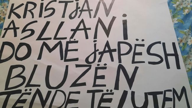 Vogëlushi ia kërkoj me banderolë, Asllani i&hellip;