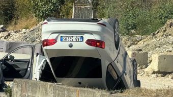 Aksident pranë mbikalimit të Rinasit, makina përmbyset&hellip;
