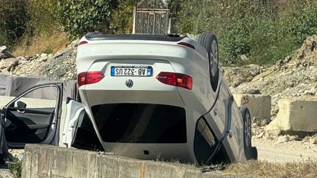 Aksident pranë mbikalimit të Rinasit, makina përmbyset&hellip;