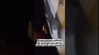 Gruaja kërkon ndihmë për protestuesin pa ndjenja,&hellip;