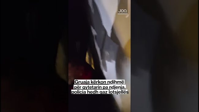 Gruaja kërkon ndihmë për protestuesin pa ndjenja,&hellip;