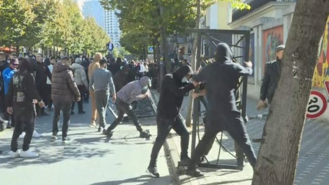 Protestuesit ‘barrikadë’ autobotit të ujit