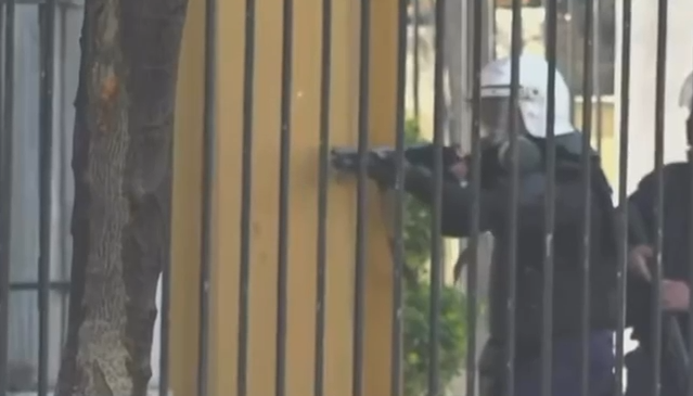 Policia qëllon me plumba gome drejt protestuesve