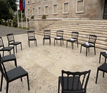 Që në mëngjes, Rama nxjerr sërish “karriget&hellip;