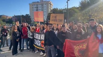 Protestuesit rrethojnë Kuvendin e Kosovës: Mos dilni&hellip;