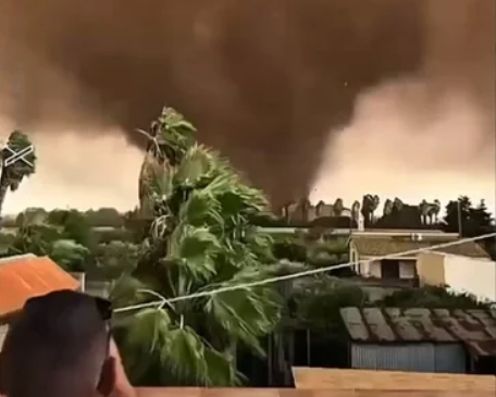 Pamje kaotike në Siçili gjatë dy tornadove&hellip;