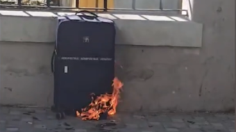 Protestuesit i vënë flakën valixhes, simbol i&hellip;