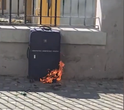 Protestuesit i vënë flakën valixhes, simbol i&hellip;