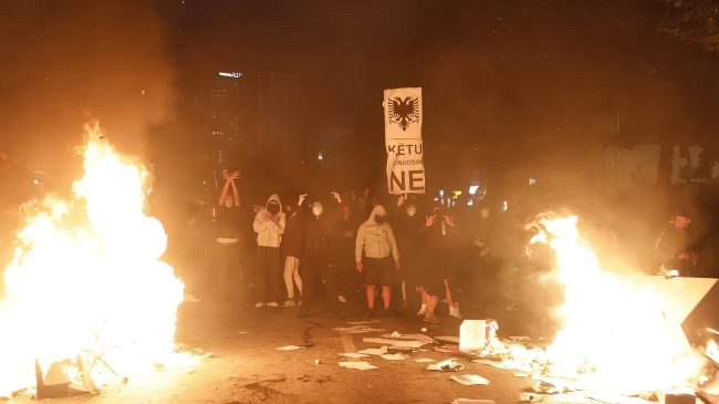 Studentët mesazh të qartë partive: Qëndroni larg,&hellip;